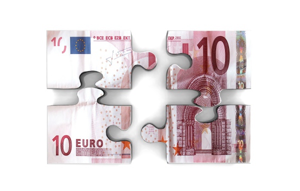 Пазл из купюры евро на белом фоне