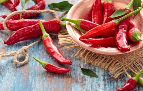 Много красного острого перца на столе