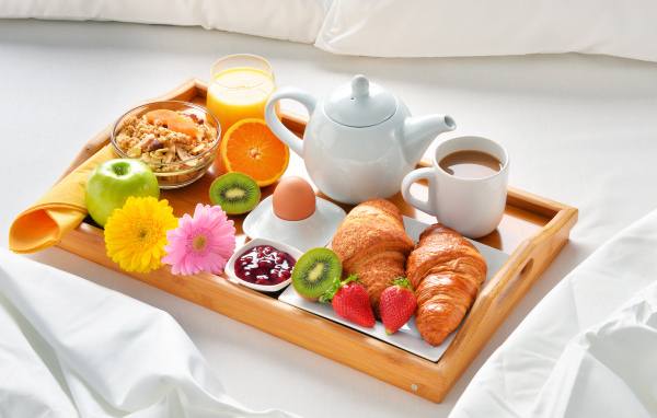 Завтрак для любимой в постель на подносе