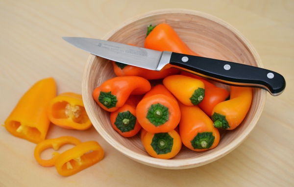 Болгарский перец в миске с ножом