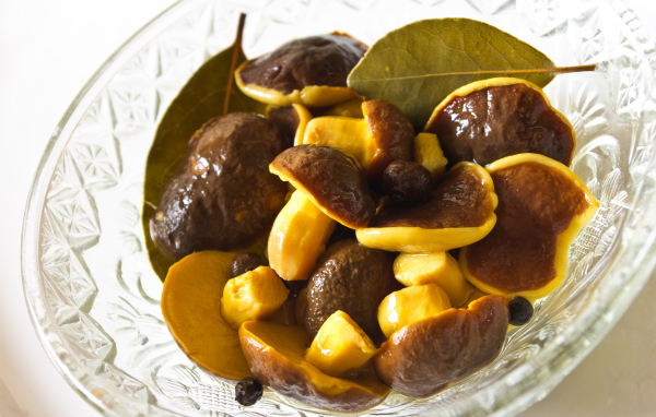 Вкусные маринованные грибы в стеклянной салатнице