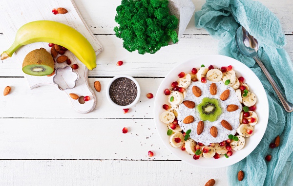 Десерт с бананами, гранатом и миндальными орехами