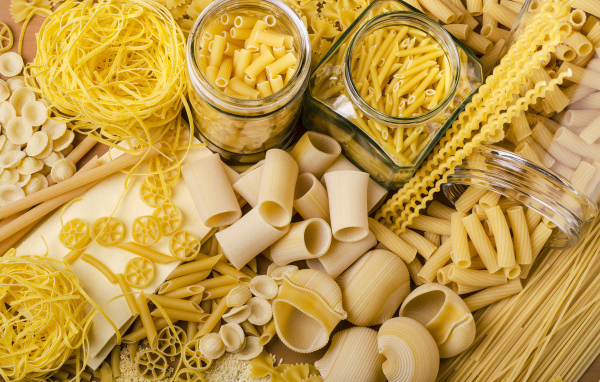 Разные макаронные изделия на столе крупным планом