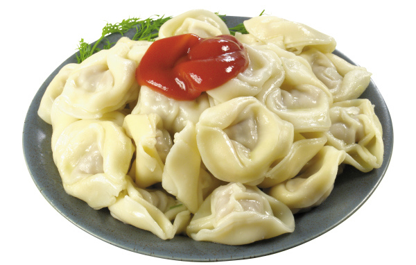 Пельмени в тарелке с кетчупом на белом фоне