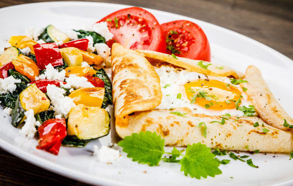 Яичница в лаваше на тарелке с салатом