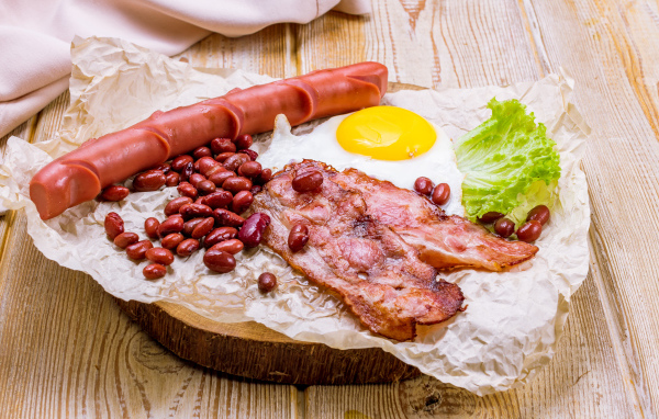 Яичница с беконом, сосиской и фасолью 