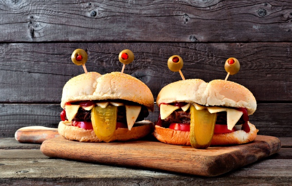Смешные гамбургеры на разделочной доске