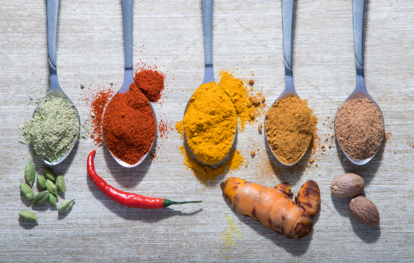 Молотые специи в ложках на столе 