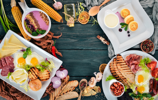 Сытный завтрак на столе со специями 