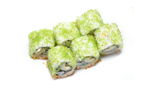 Японские суши с икрой на белом фоне 