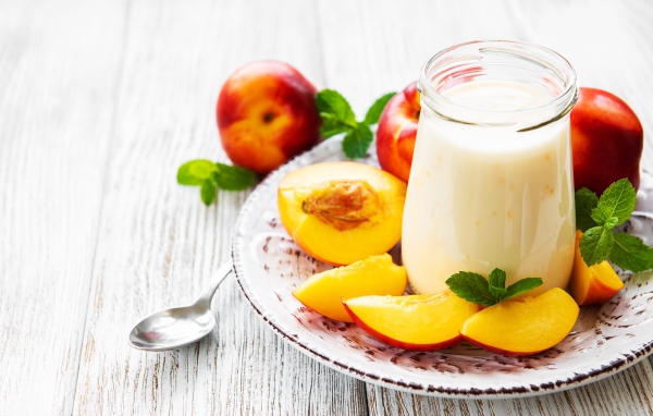 Кефир в банке на столе с нектарином