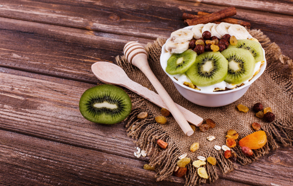 Мюсли с бананами и киви на столе 