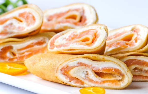 Рулеты из блинов с красной рыбой и сыром