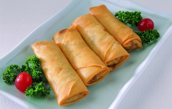 Блины на тарелке с петрушкой и помидорами