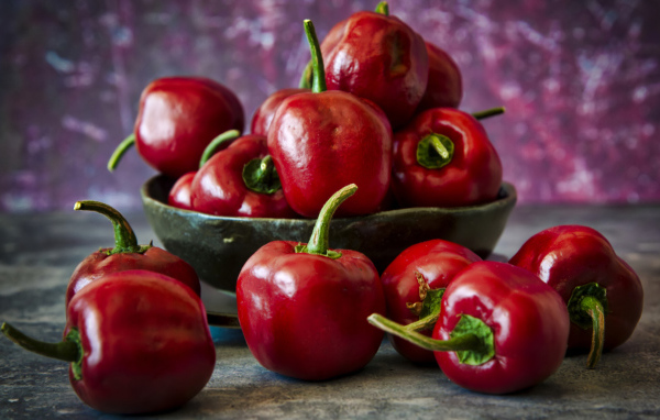 Красный болгарский перец на столе