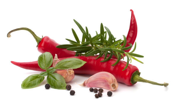 Красный перец с чесноком, базиликом, черным перцем и розмарином на белом фоне