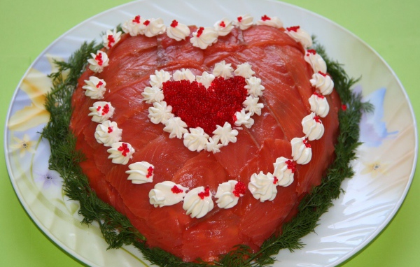 Салат с красной рыбой в форме сердца 