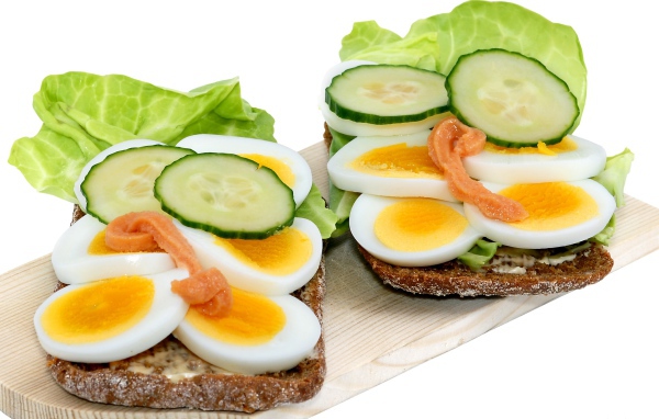 Бутерброды с огурцом, листьями салата и яйцом 