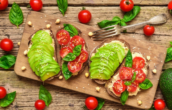 Бутерброды с овощами на деревянной доске 