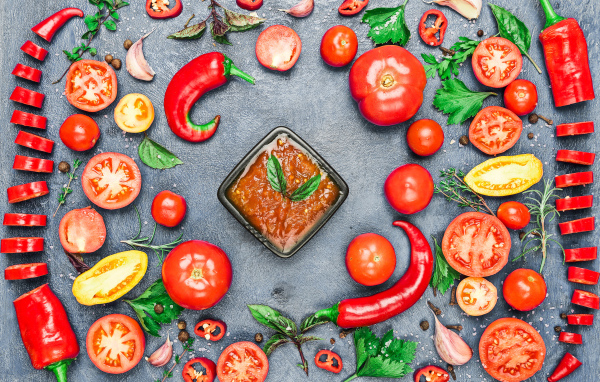 Соус на  сером фоне с овощами, специями и зеленью