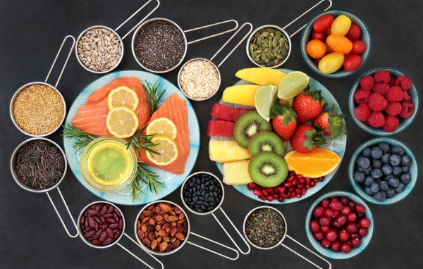 Семена, рыба, ягоды и фрукты на столе вид сверху