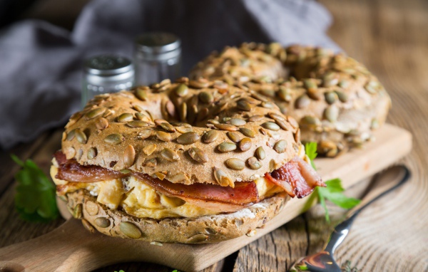 Два гамбургера с мясом и булочкой