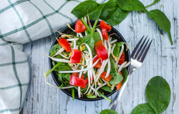 Овощной салат в миске на столе с вилкой