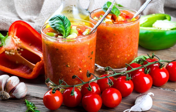 Овощные смузи в стаканах на столе с овощами 