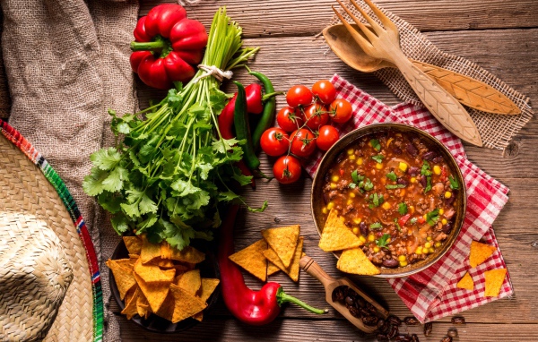 Овощной суп на столе с овощами и зеленью 