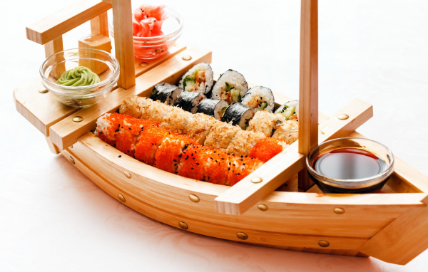 Деревянный корабль с суши, соусом и имбирем