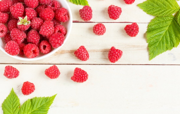 Аппетитные сочные красные ягоды спелой малины