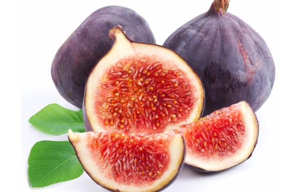 Плоды инжира на белом фоне крупным планом