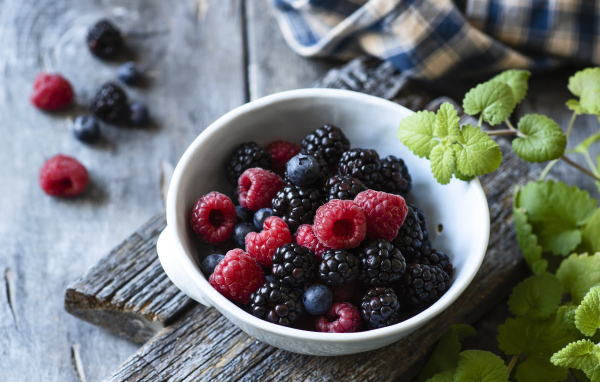 Свежие спелые ягоды малины, черники и ежевики