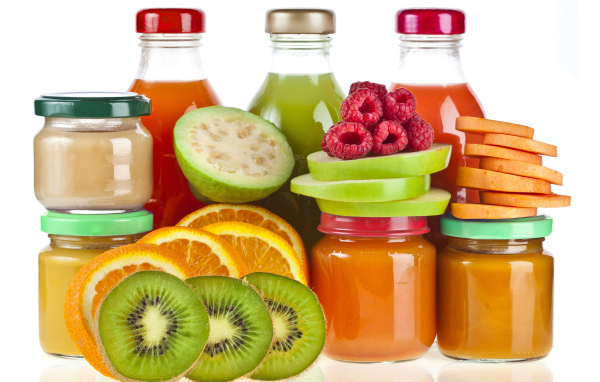 Фруктовый сок и пюре на белом фоне с фруктами