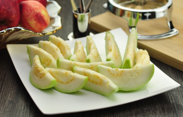 Кусочки плода гуава на белой тарелке