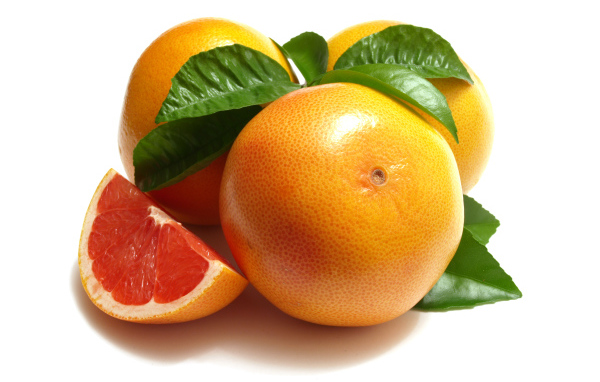 Оранжевые грейпфруты на белом фоне