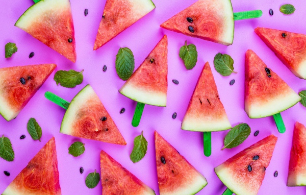 Куски сладкого арбуза на сиреневом фоне