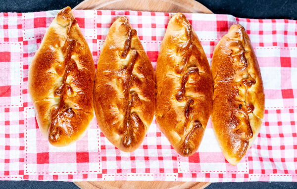 Аппетитные румяные пирожки лежат на полотенце 