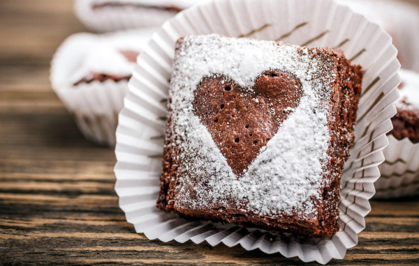 Кусок десерта брауни с сердцем из сахарной пудры