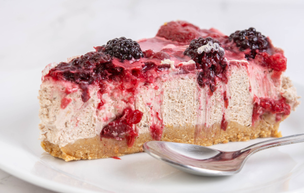 Кусок вкусного чизкейка с ягодами черники 