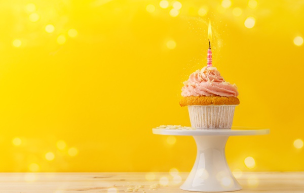 Аппетитный кекс с кремом и одной свечкой, шаблон для открытки на день рождения