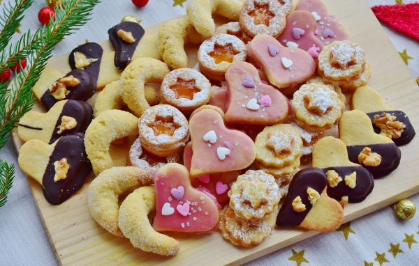 Аппетитное разное сахарное печенье на столе