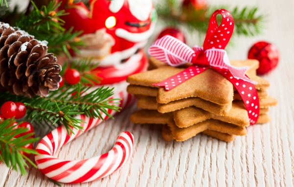 Аппетитное печенье звездочки на столе с украшениями на Рождество