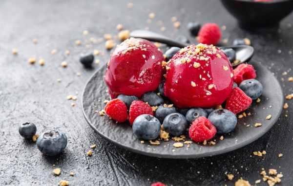 Шарики фруктового мороженого с ягодами черники и малины 