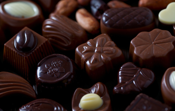Красивые шоколадные конфеты ассорти крупным планом