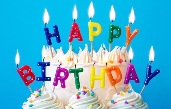 Красивый торт со свечами на день рождения на голубом фоне