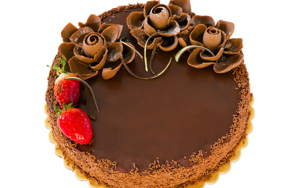 Красивый торт с шоколадными цветами на белом фоне