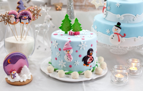 Красивые торты на столе на Новый год 