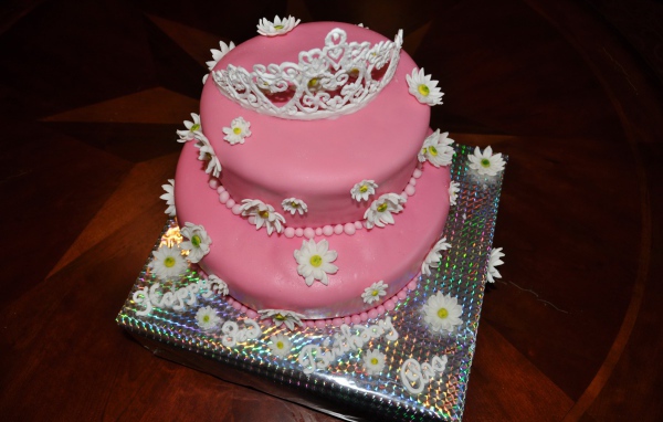 Большой розовый торт с ромашками и короной для маленькой девочки 