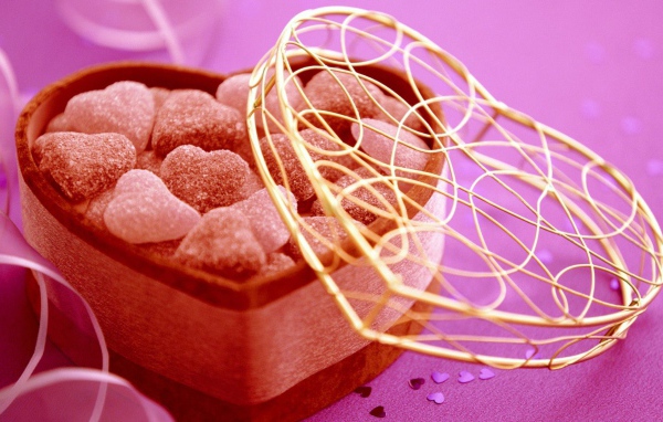 Коробка с мармеладом в форме сердца на розовом фоне